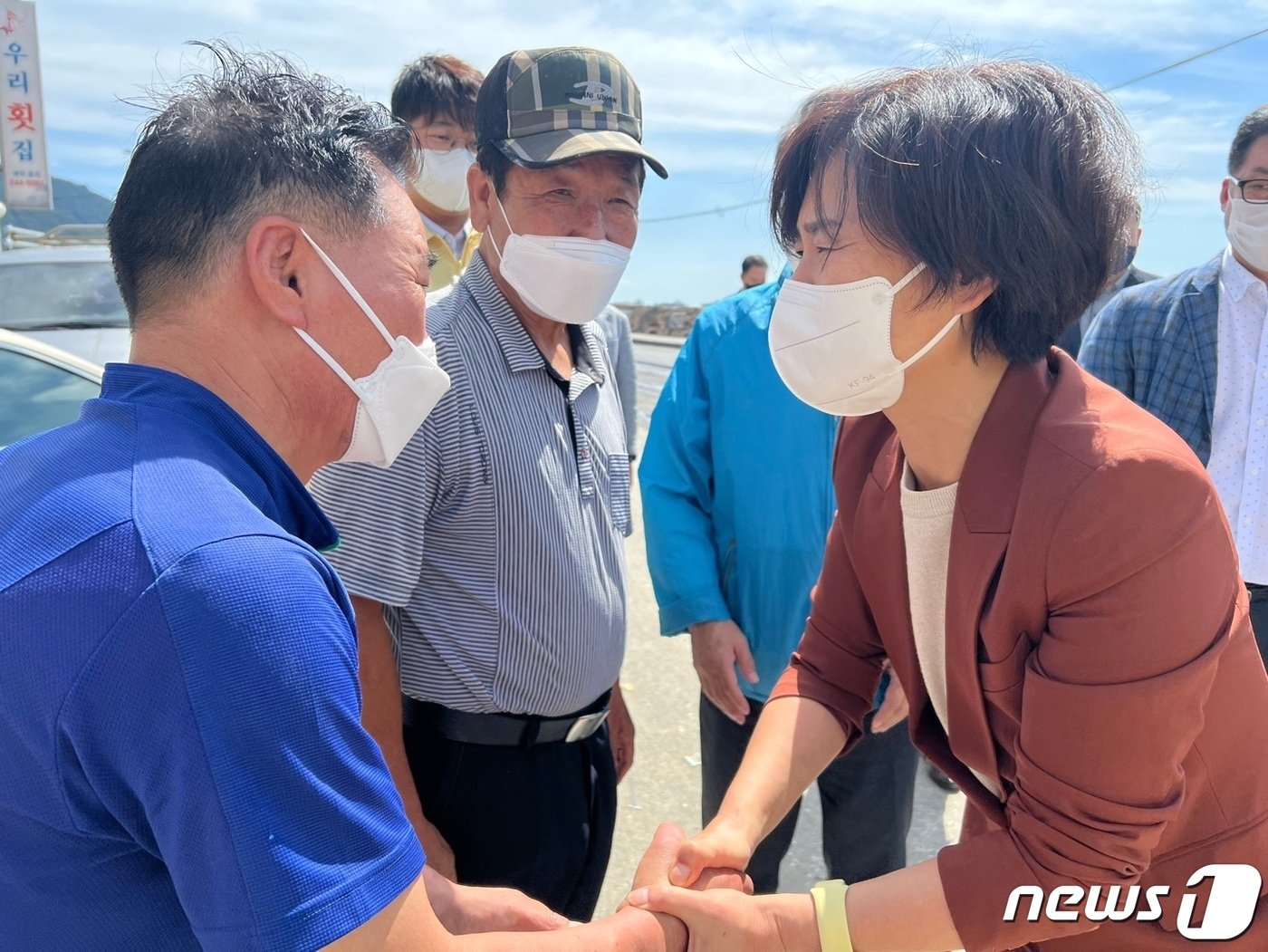  8일 오전 서은숙 민주당 부산시당위원장 송도해수욕장 인근 &#39;힌남노&#39; 피해현장을 찾아 민생행보를 벌이고 있다&#40;민주당 부산시당 제공&#41;