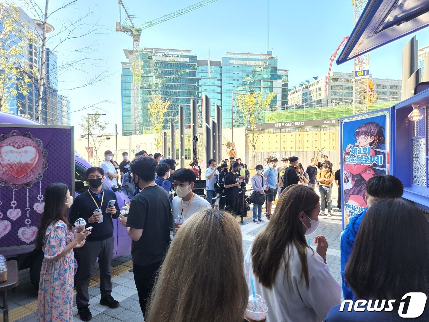 본문 이미지 - 7일 게임 '페이트그랜드오더' 이용자들이 넷마블에 커피트럭을 보냈다. 게임 이용자들과 넷마블 직원 등이 커피를 받기 위해 대기하고 있다. ⓒ News1 박기현 기자