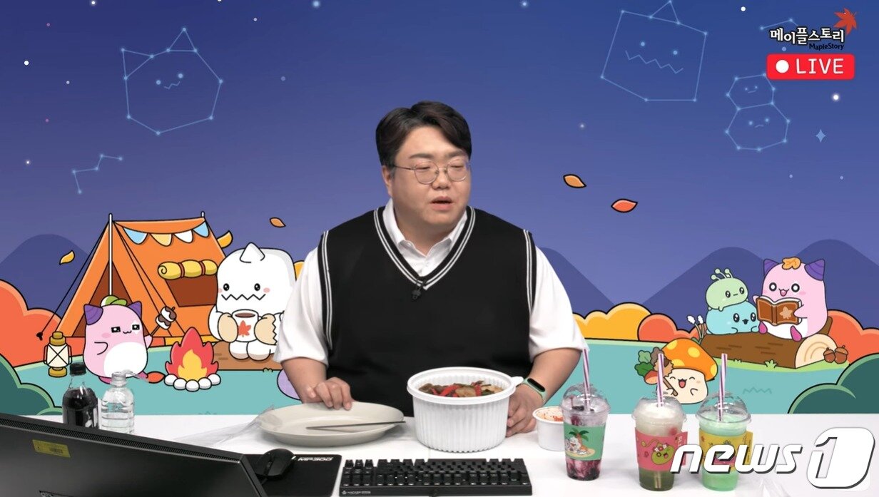 본문 이미지 - 넥슨 메이플스토리 강원기 디렉터가 7일 유저들과 소통하기 위해 먹방을 진행하는 모습