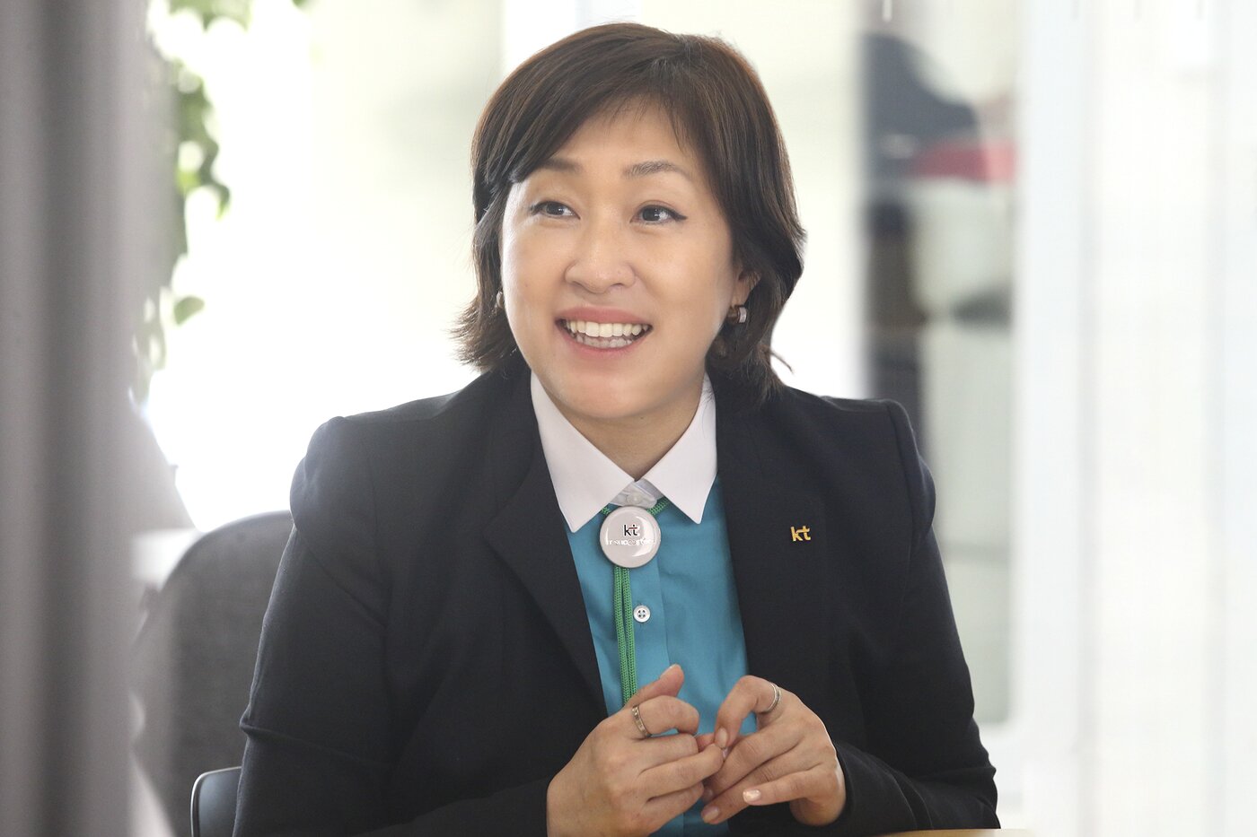 본문 이미지 - 2007년부터 시작된 'KT IT 서포터즈'는 정보 격차를 해소하기 위해 학생들은 물론, 노년층 및 다문화 가정 등 취약계층을 대상으로 각종 IT 교육을 진행하고 있다. 사진은 지난 7일 서울 종로구 KT 광화문 사옥에서 만난 장윤형 KT ESG운영팀 차장(KT 제공)