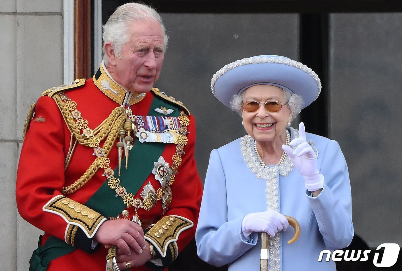 본문 이미지 - 생전 영국 엘리자베스 2세 여왕과 찰스 왕세자 모습 ⓒ AFP=뉴스1 ⓒ News1 