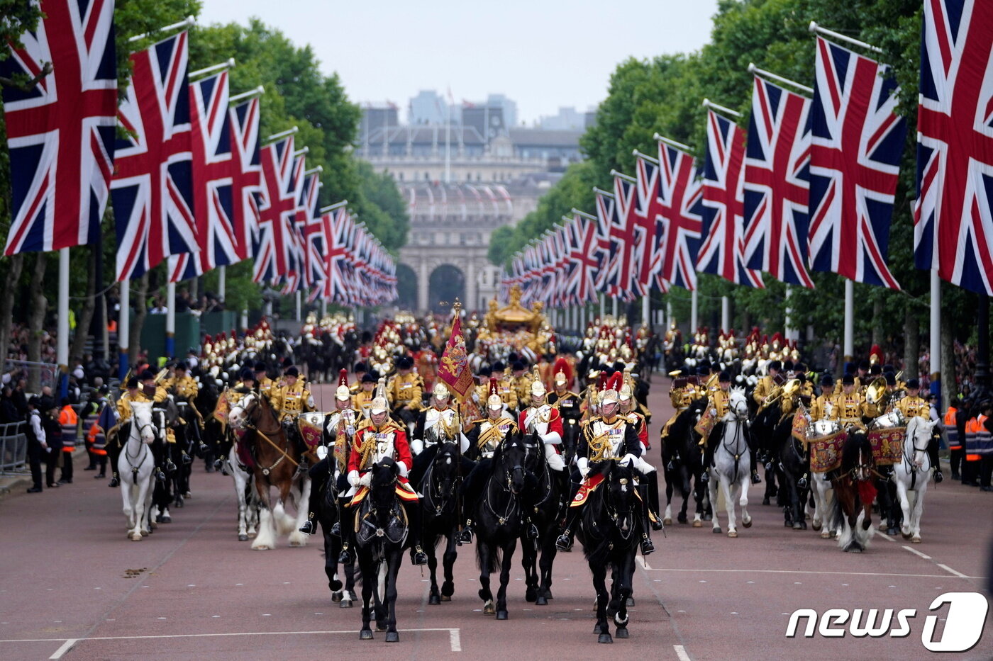 본문 이미지 - 5일(현지시간) 영국 런던 버킹엄궁 앞에서 엘리자베스 2세 여왕 즉위 70주년 기념 '플레티넘 주빌리' 행사가 거행되고 있다. 2022.06.05 ⓒ 로이터=뉴스1 ⓒ News1 정윤미 기자