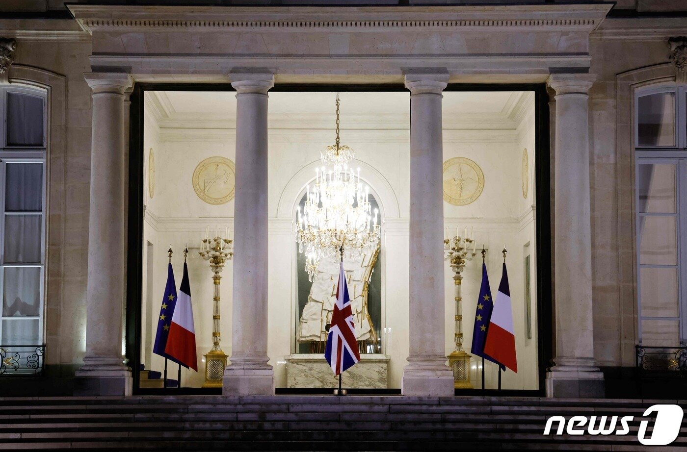 본문 이미지 - 8일(현지시간) 엘리자베스 2세 여왕의 서거가 발표된 후 프랑스 파리 엘리제궁 입구에 유니언 잭이 세워져 있다. 2022.09.08/뉴스1 ⓒ AFP=뉴스1 ⓒ News1 김민수 기자
