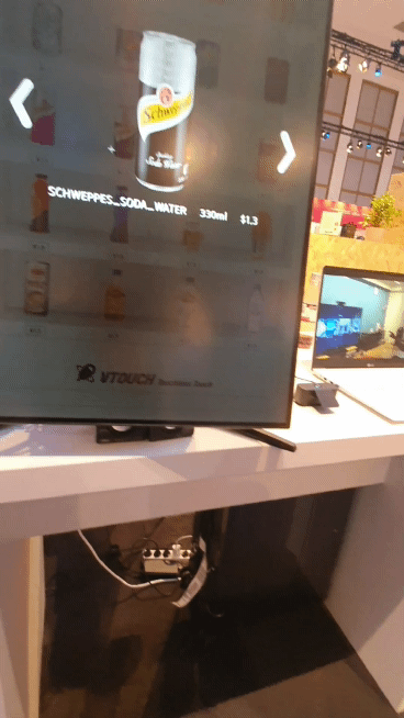 본문 이미지 - 비접촉식 터치 기술 '가상 터치(Spatial Touch)'로 키오스크에서 음료를 선택하는 모습.