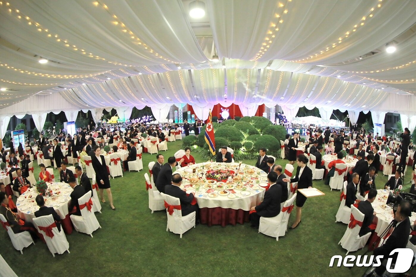 본문 이미지 - (평양 노동신문=뉴스1) = 북한 노동당 기관지 노동신문은 9일 김정은 당 총비서가 "9월8일 공화국창건 74돐(돌) 경축행사에 참가한 노력혁신자, 공로자들을 만나 축하격려해 줬다＂라고 보도했다. [국내에서만 사용가능. 재배포 금지. DB 금지. For Use Only in the Republic of Korea. Redistribution Prohibited] rodongphoto@news1.kr