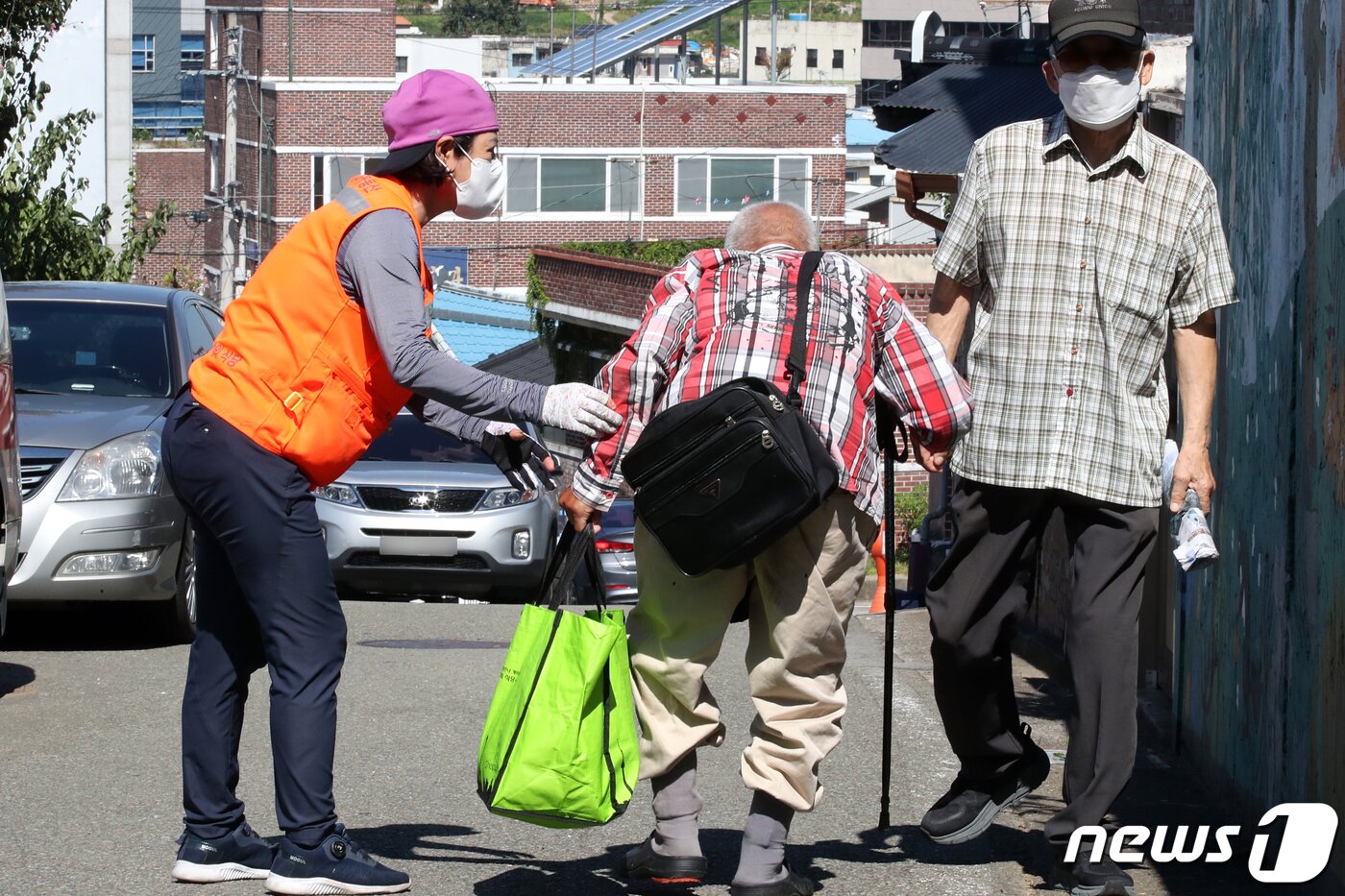 본문 이미지 - 광주 남구 서동 분도와안나 개미꽃동산에서 자원봉사자들이 독거노인에게 도시락을 전달하고 있다. 2022.9.9/뉴스1 ⓒ News1 정다움 기자