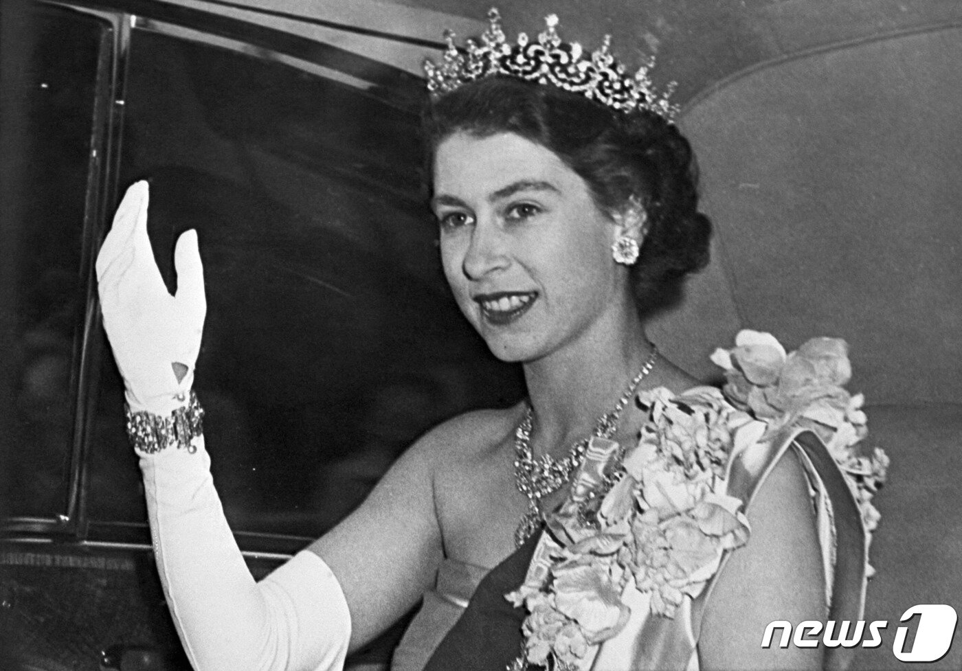 본문 이미지 - 엘리자베스 2세 영국 여왕이 25세 승계 서열 1위 공주 신분이던 1951년 6월 7일 다이아몬드 왕관을 쓴 채 사람들에게 손을 흔드는 모습. ⓒ AFP=뉴스1 ⓒ News1 최서윤 기자