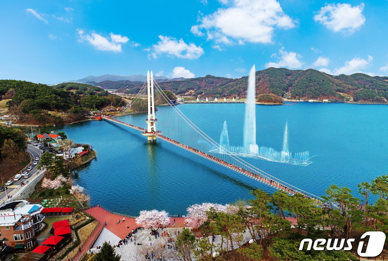 본문 이미지 - 충남 예산 예당호 출렁다리 (예산군 제공) /뉴스1