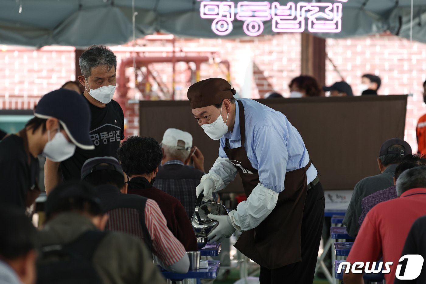 윤석열 대통령이 추석 연휴 첫날인 9일 서울 중구 명동성당 내 노숙인·홀몸어르신을 위한 무료급식소 &#39;명동밥집&#39;을 찾아 배식 봉사를 하고 있다. &#40;대통령실 제공&#41; 2022.9.9/뉴스1 ⓒ News1 안은나 기자