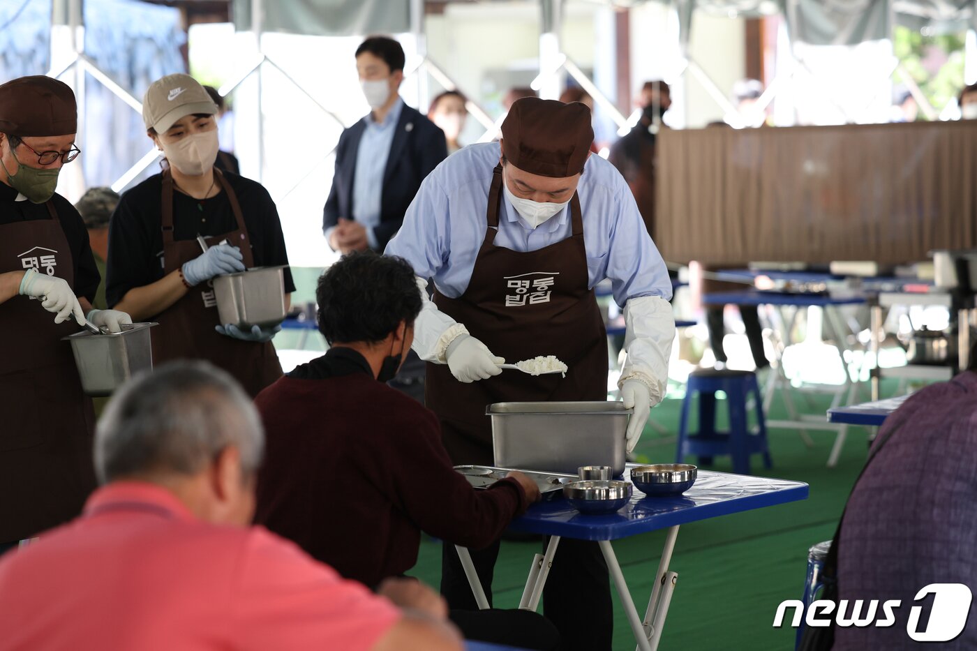 본문 이미지 - 윤석열 대통령이 추석 연휴 첫날인 9일 서울 중구 명동성당 내 노숙인·홀몸어르신을 위한 무료급식소 '명동밥집'을 찾아 배식 봉사를 하고 있다. (대통령실 제공) 2022.9.9/뉴스1 ⓒ News1 안은나 기자