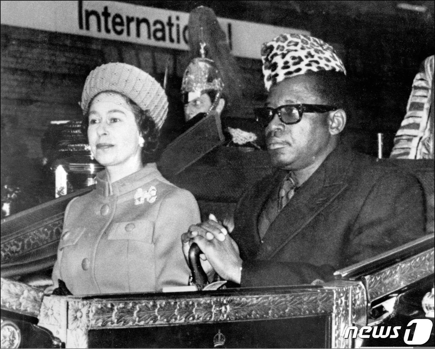 본문 이미지 - 엘리자베스 2세 여왕이 1973년 자이르(현 콩고)를 32년간 철권통치 했던 모부투 세세 세코 전 대통령과 만났다. ⓒ AFP=뉴스1 ⓒ News1 정윤영 기자