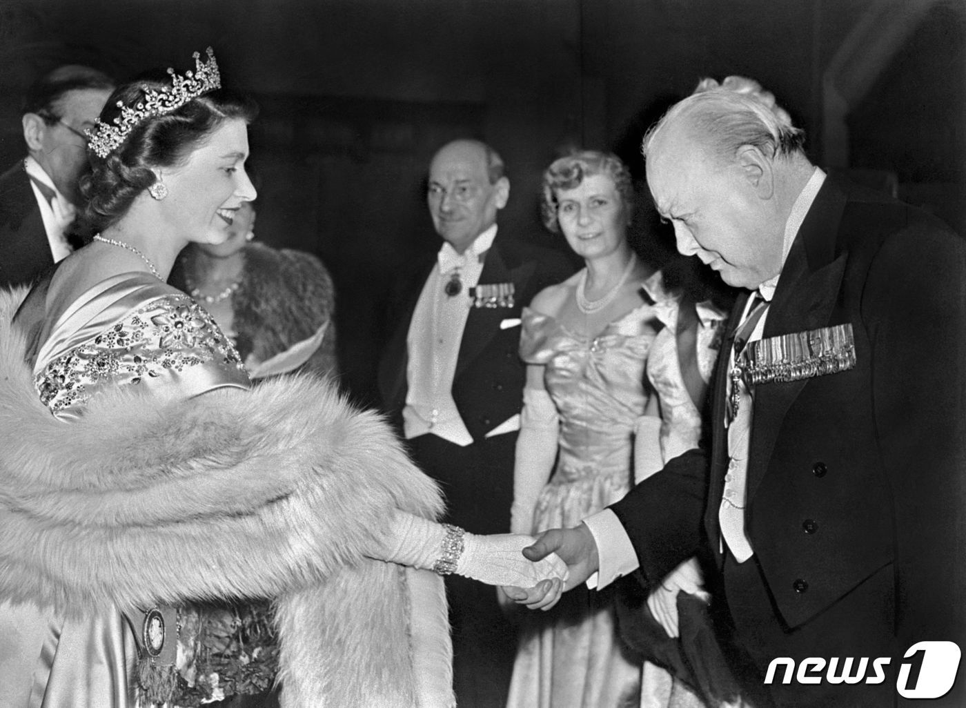 본문 이미지 - 1950년 엘리자베스 2세 여왕이 윈스턴 처칠 당시 영국 총리와 만났다. ⓒ AFP=뉴스1 ⓒ News1 정윤영 기자