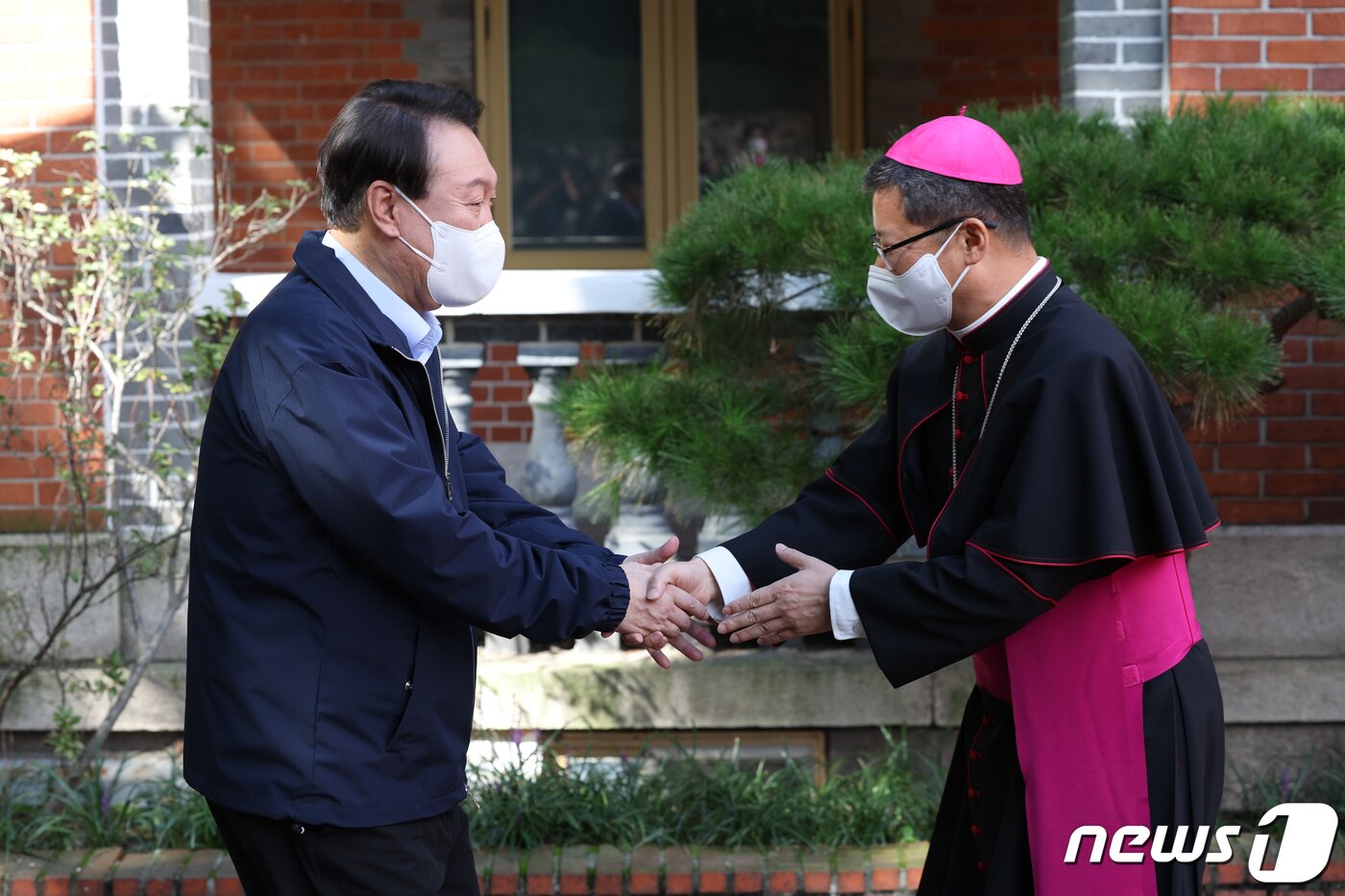 본문 이미지 - 윤석열 대통령이 추석 연휴 첫날인 9일 서울 중구 명동성당을 찾아 정순택 대주교와 악수하고 있다. (대통령실 제공) 2022.9.9/뉴스1 ⓒ News1 안은나 기자