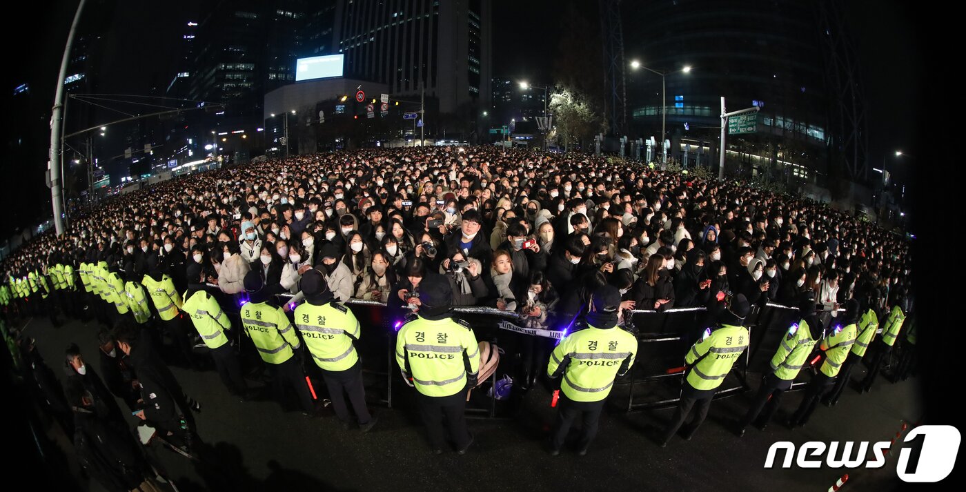 본문 이미지 - 2023년 '검은토끼 해' 계묘년(癸卯年) 새해를 맞이한 1일 서울 종로구 보신각 타종행사에서 경찰이 안전을 위해 도로를 통제하고 있다. 2023.1.1/뉴스1 ⓒ News1 송원영 기자