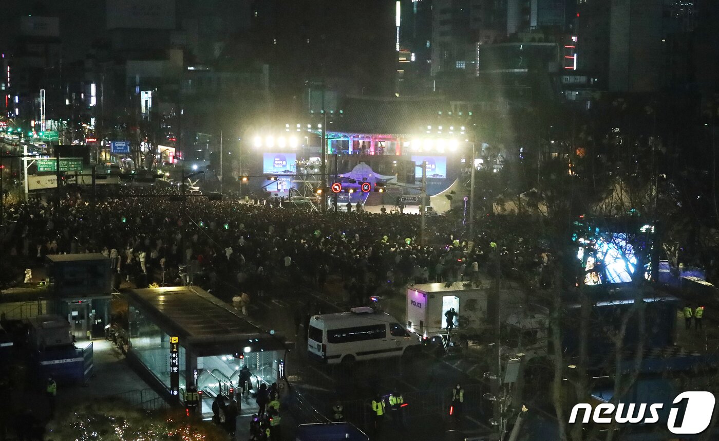 본문 이미지 - 2023년 '검은토끼 해' 계묘년(癸卯年) 새해를 맞이한 1일 서울 종로구 보신각 타종행사에 많은 시민들이 참석하고 있다. 2023.1.1/뉴스1 ⓒ News1 송원영 기자