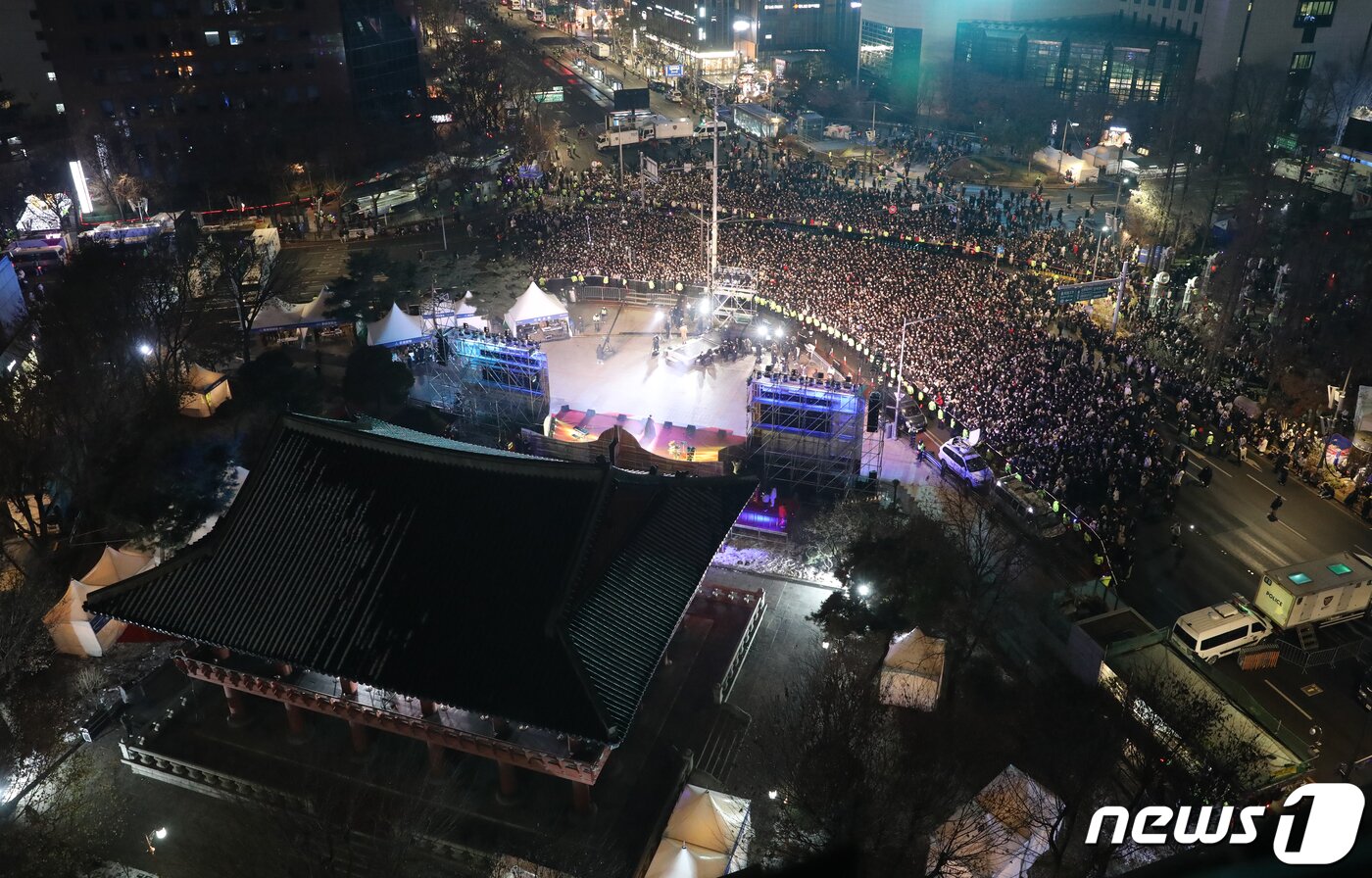 본문 이미지 - 2023년 '검은토끼 해' 계묘년(癸卯年) 새해를 맞이한 1일 서울 종로구 보신각 타종행사에 많은 시민들이 참석하고 있다. 2023.1.1/뉴스1 ⓒ News1 송원영 기자