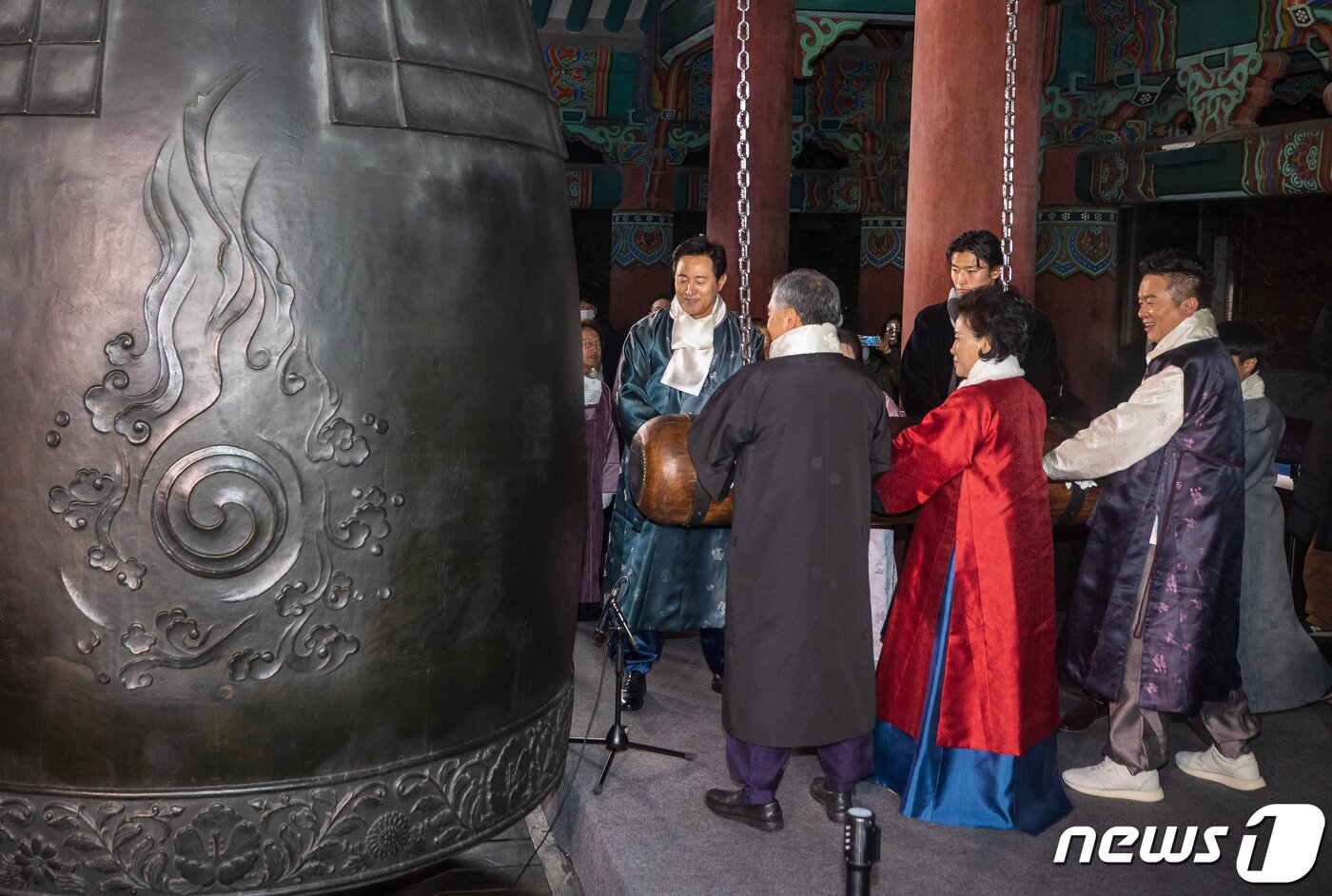 본문 이미지 - 계묘년 새해인 1일 오전 서울 종로구 보신각에서 오세훈 서울시장, 조규성 축구선수를 비롯한 시민대표들이 타종을 하고 있다. (공동취재) 2023.1.1/뉴스1 ⓒ News1 송원영 기자