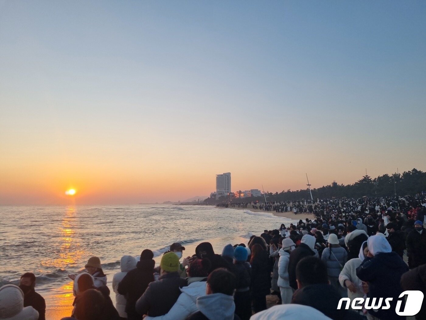본문 이미지 - 경포해변 해맞이객 자료사진.
