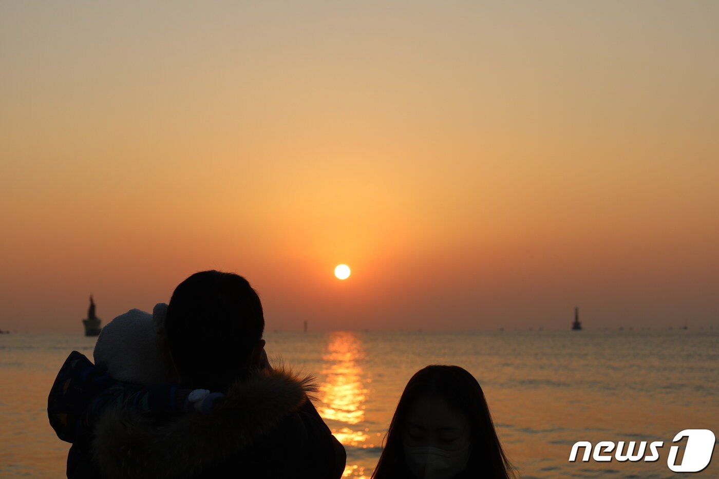 본문 이미지 - 1일 오전 부산 해운대해수욕장에서 한 가족이 떠오르는 해를 바라보고 있다.2023.1.1. 손연우 기자