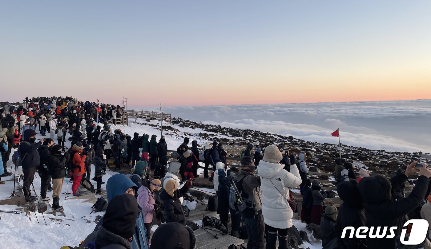 본문 이미지 - 제주 한라산 백록담에서 등산객들이 첫 일출을 기다리고 있다.(독자 제공) 2023.1.1/뉴스1 ⓒ News1 오현지 기자