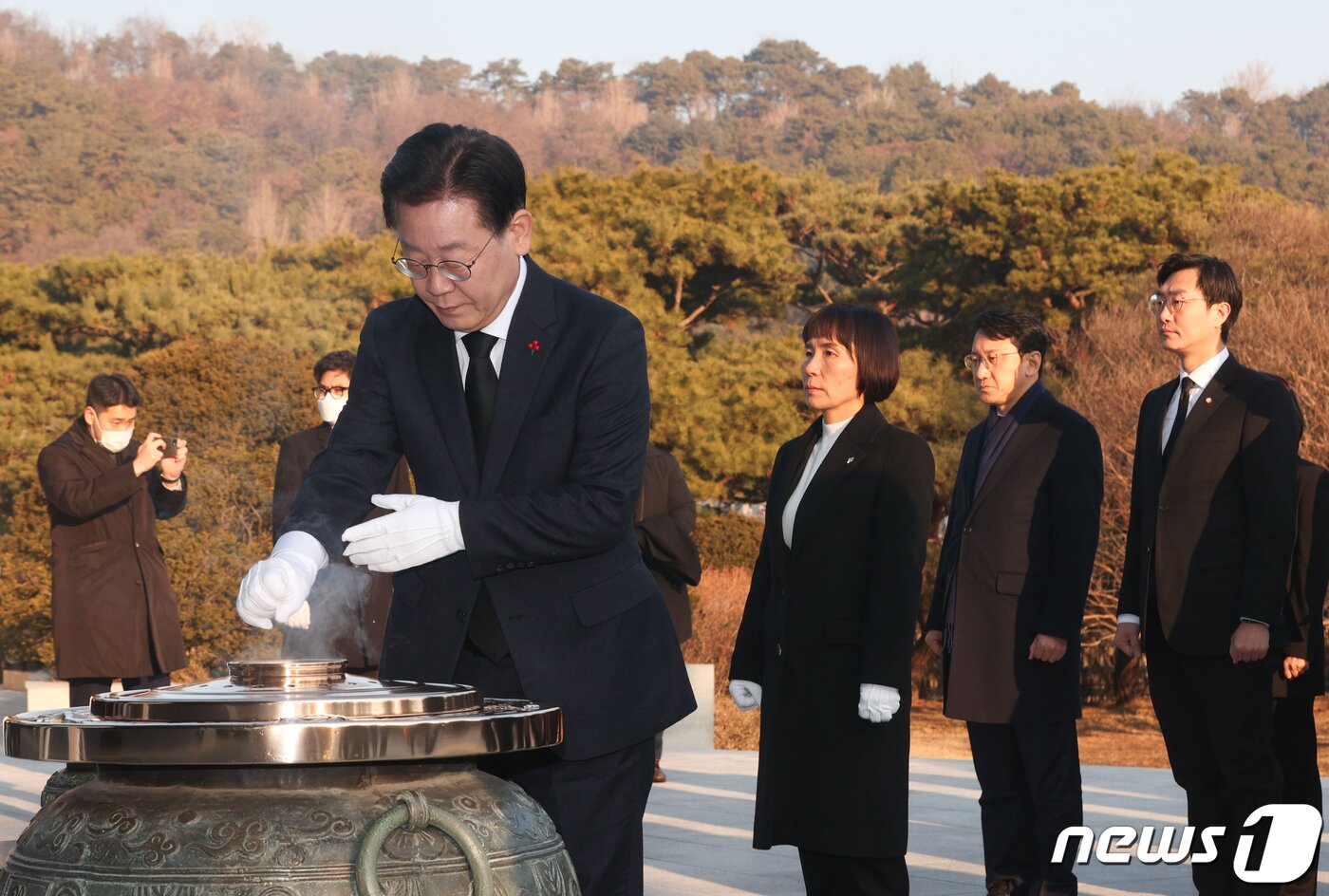 본문 이미지 - 이재명 더불어민주당 대표가 2023년도 새해 첫날인 1일 오전 서울 동작구 국립서울현충원을 참배하고 있다. 2023.1.1/뉴스1 ⓒ News1 국회사진취재단