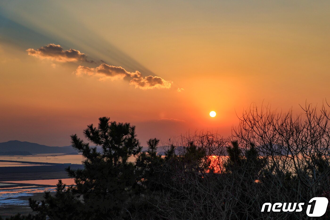 본문 이미지 - 석문각 해넘이 모습(당진시 제공)