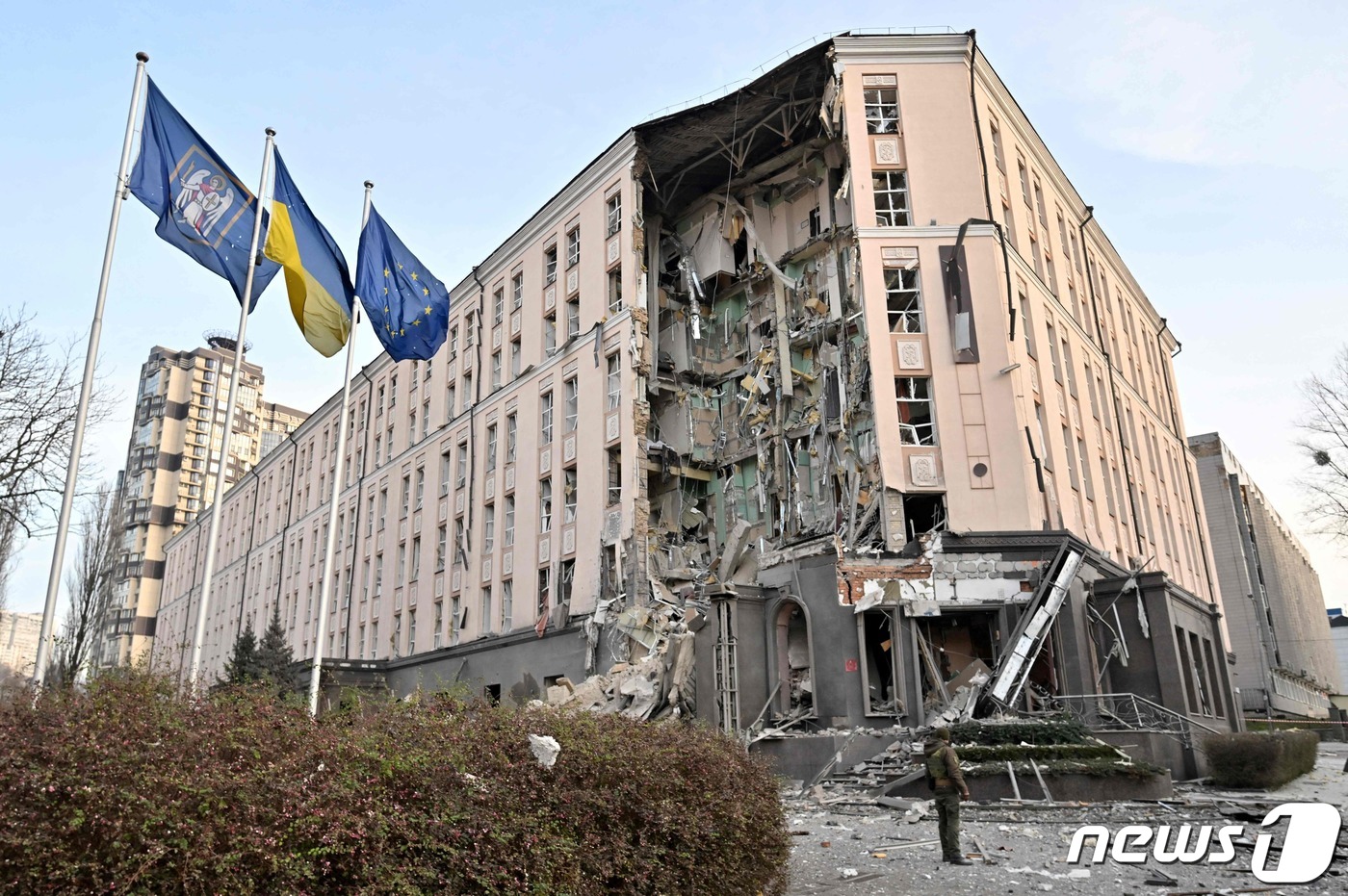 (키이우 AFP=뉴스1) 우동명 기자 = 31일 (현지시간) 우크라이나 키이우에서 러시아 군의 미사일 포격을 허물어진 호텔이 보인다.ⓒ AFP=뉴스1