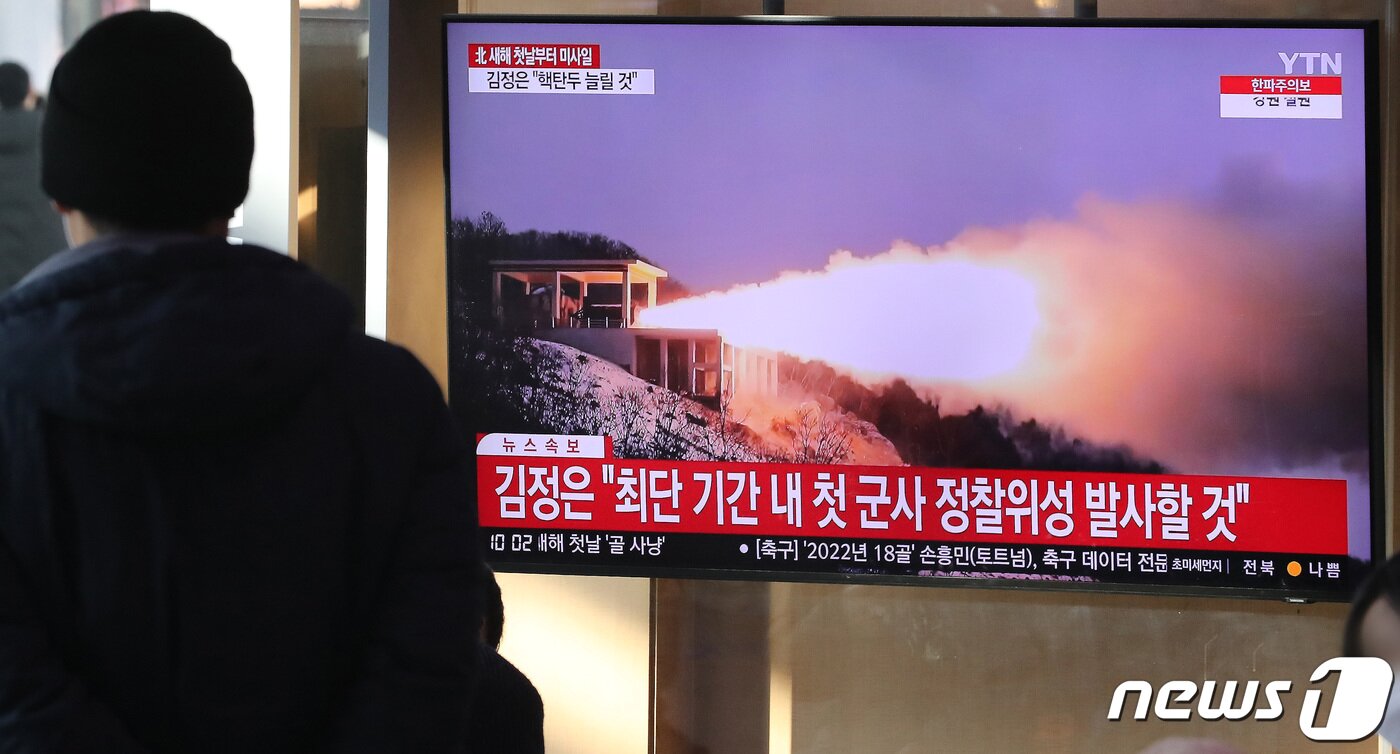 본문 이미지 - 지난 1일 오전 서울역 대합실에서 시민들이 북한의 탄도미사일 발사 관련 뉴스를 시청하고 있다. /뉴스1 ⓒ News1 이동해 기자