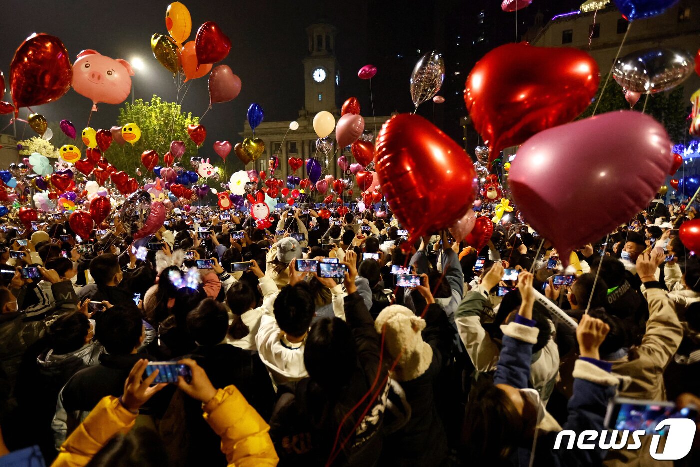 본문 이미지 - 1일 (현지시간) 코로나 19 확산 속 중국 후베이성 우한 주민들이 새해를 맞이하기 위해 거리로 몰려 나와 인산인해를 이루고 있다. ⓒ 로이터=뉴스1 ⓒ News1 우동명 기자
