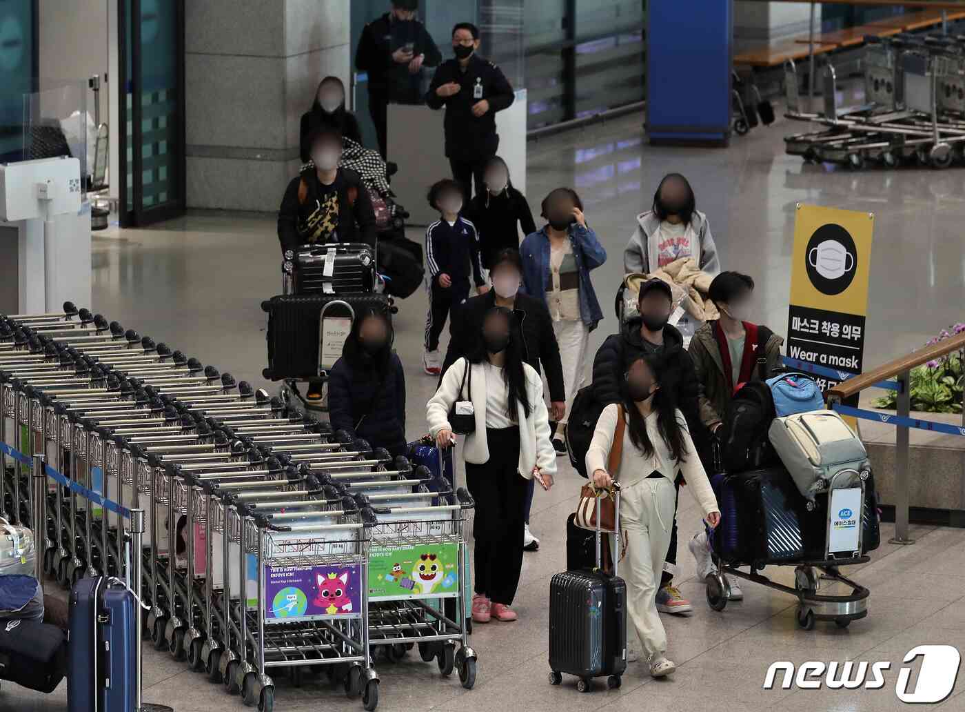 인천국제공항 제1여객터미널을 빠져나오는 입국자들. 2023.1.1/뉴스1 © News1 