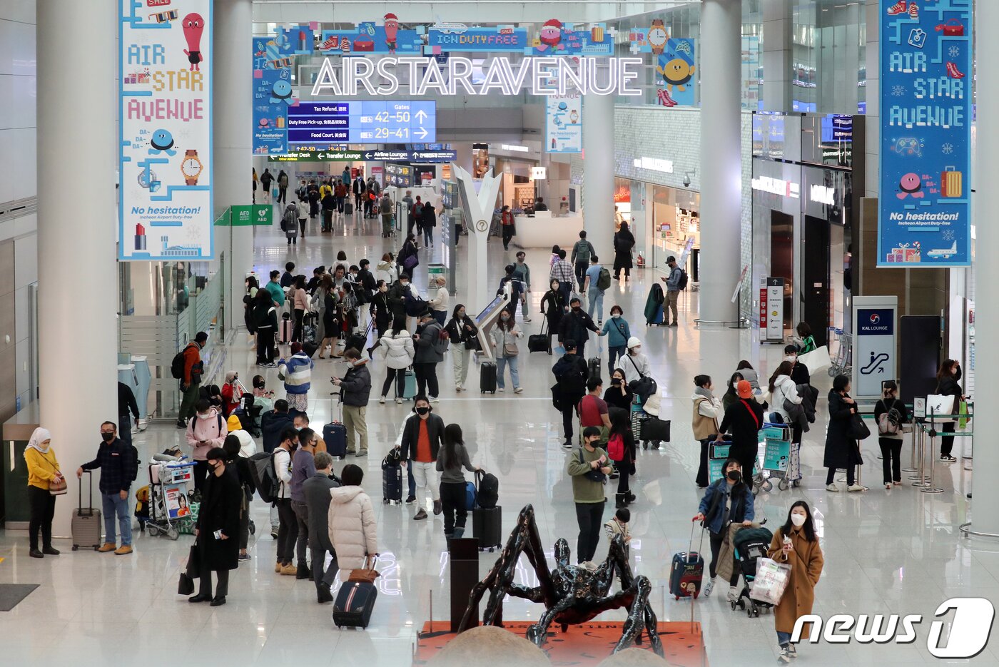 본문 이미지 - 1일 오전 인천국제공항 면세점이 계묘년 새해를 맞아 출국하는 여행객들로 붐비고 있다. 2023.1.1/뉴스1 ⓒ News1 김진환 기자