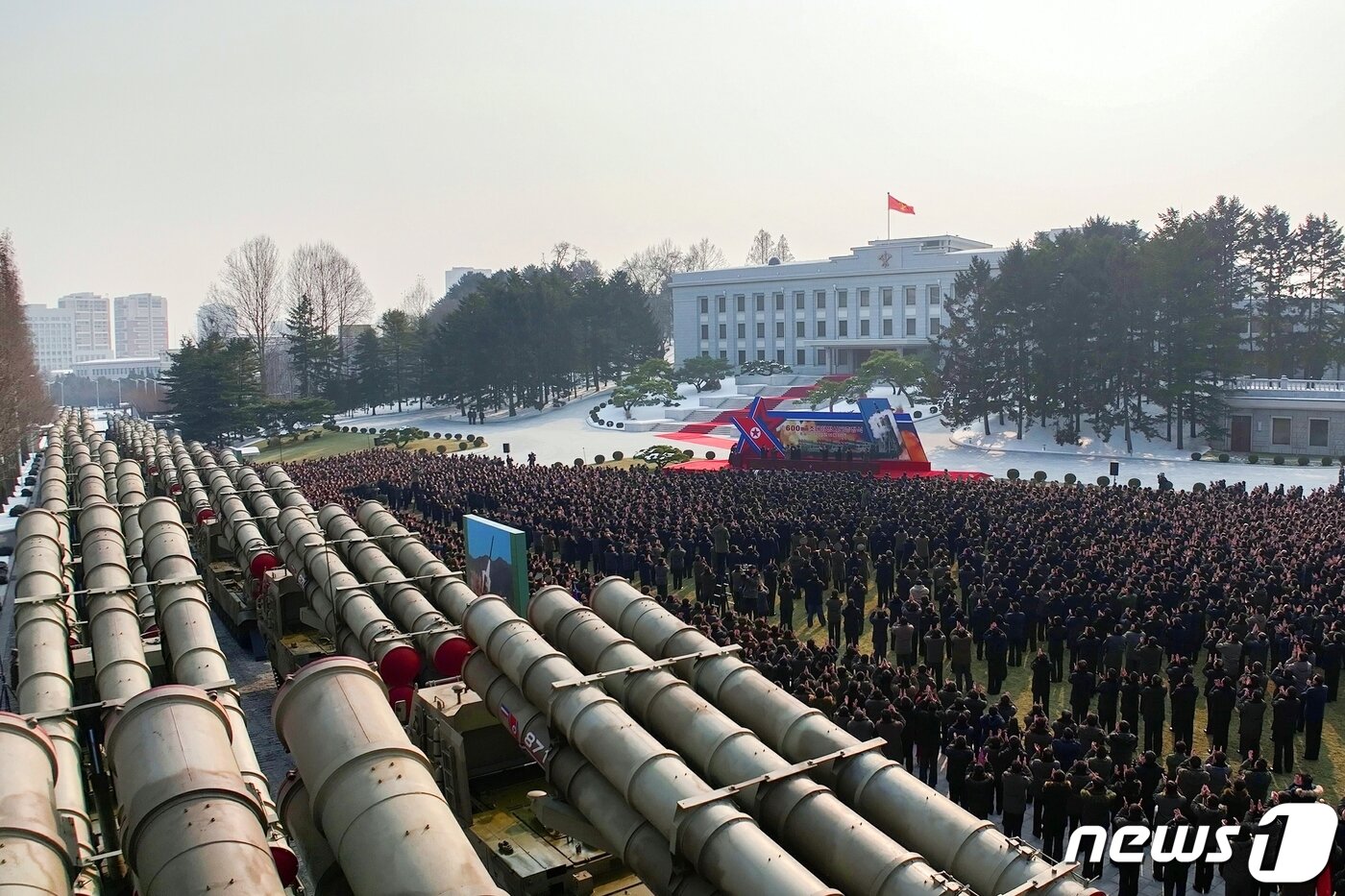 본문 이미지 - (평양 노동신문=뉴스1) = 북한군의 600㎜ 초대형 방사포 증정식이 작년 12월31일 노동당 중앙위 본부청사 정원에서 진행됐다고 1일 당 기관지 노동신문이 보도했다. [국내에서만 사용가능. 재배포 금지. DB 금지. For Use Only in the Republic of Korea. Redistribution Prohibited] rodongphoto@news1.kr