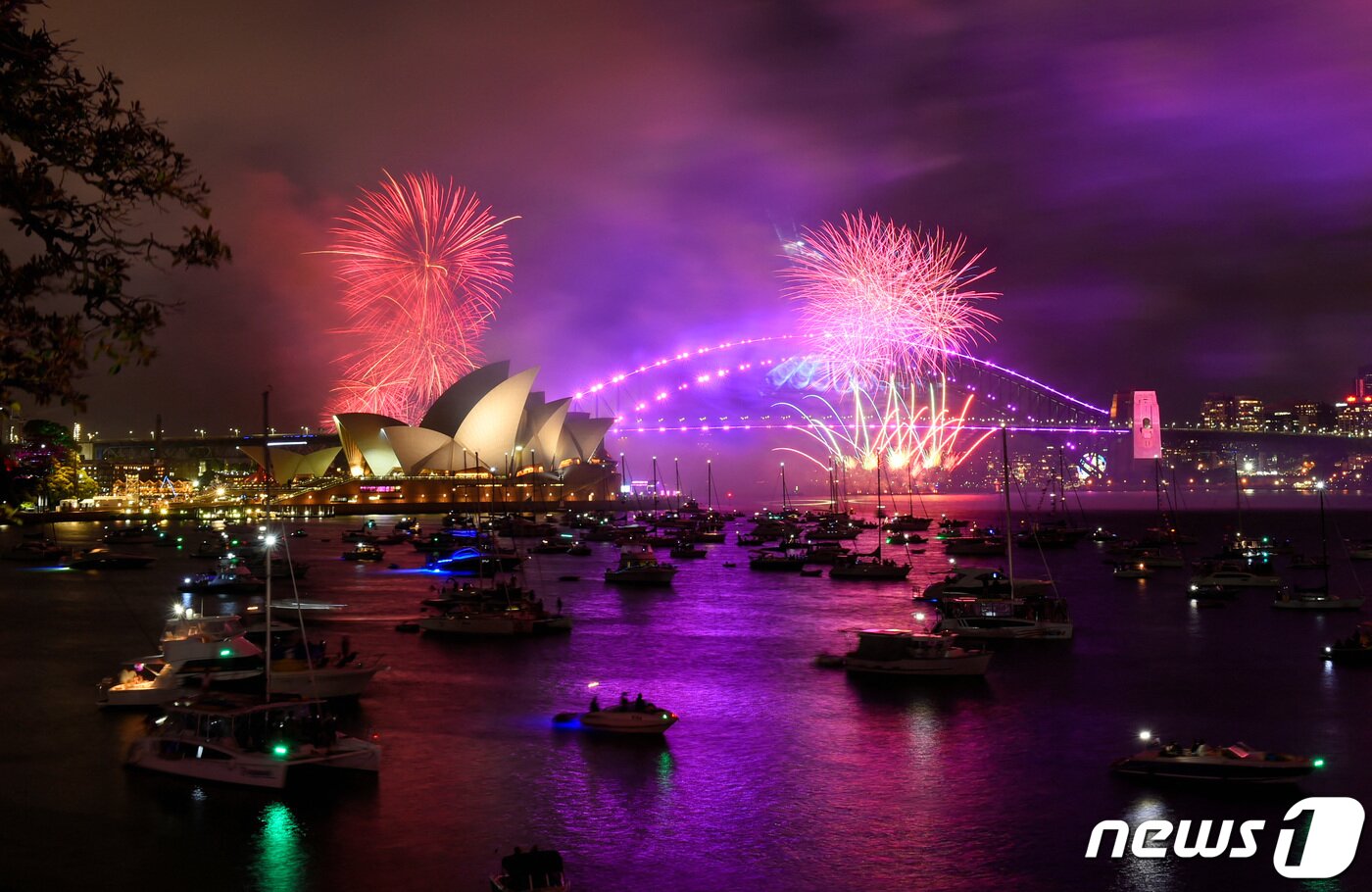 본문 이미지 - 31일(현지시간) 호주 시드니에서 2023년 새해를 불과 몇 시간 앞두고 새해를 축하하는 불꽃이 오페라하우스와 하버브리지 위를 수놓고 있다. 2022.12.31. ⓒ 로이터=뉴스1 ⓒ News1 김성식 기자