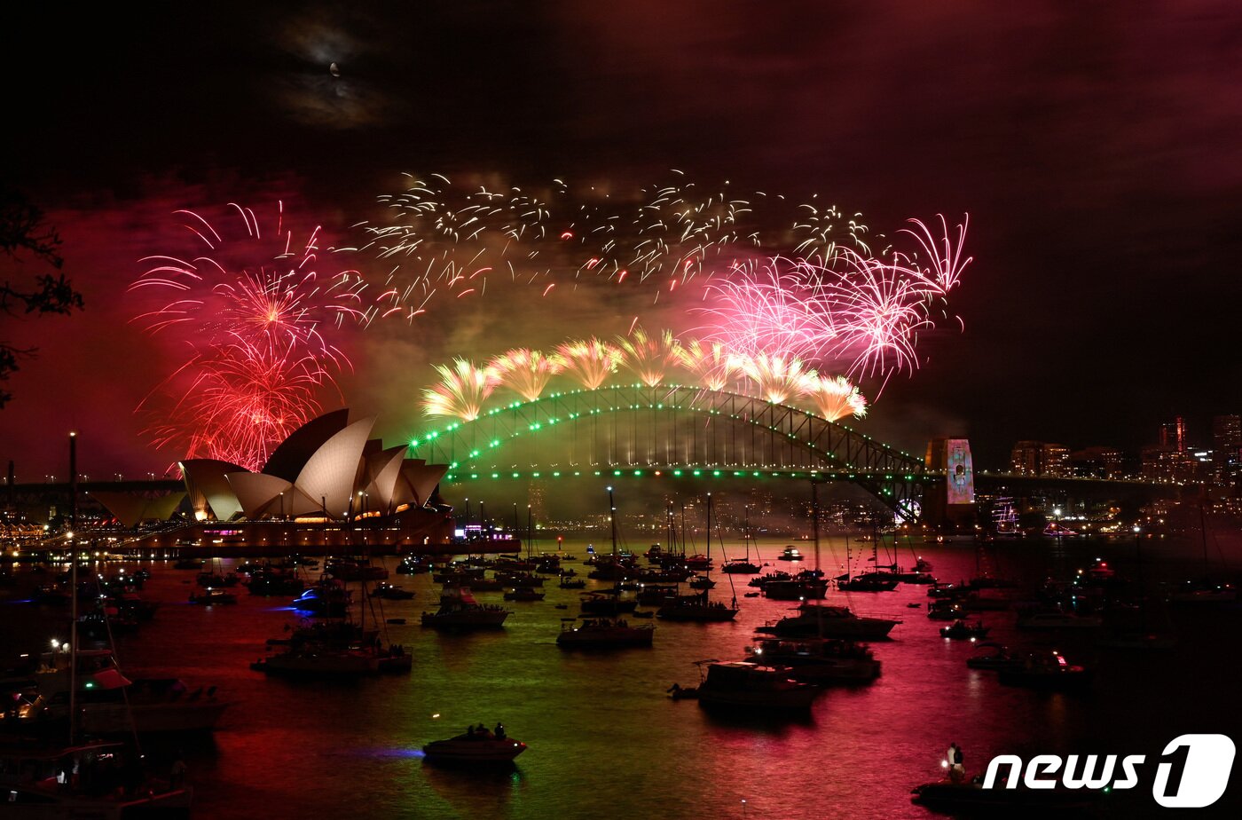 본문 이미지 - 1일(현지시간) 0시 정각 호주 시드니에서 2023년 새해를 축하하는 불꽃이 오페라하우스와 하버브리지 위를 수놓고 있다. 2023.1.1. ⓒ 로이터=뉴스1 ⓒ News1 김성식 기자