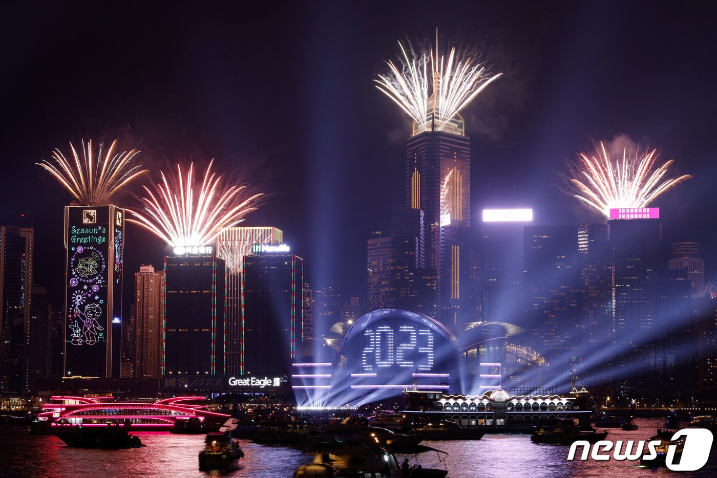 본문 이미지 - 1일 0시 정각 홍콩 빅토리아 항(Victoria Harbour)에서 2023년 새해를 축하하는 불꽃이 하늘 위를 수놓고 있다. 2023.1.1. ⓒ 로이터=뉴스1 ⓒ News1 김성식 기자