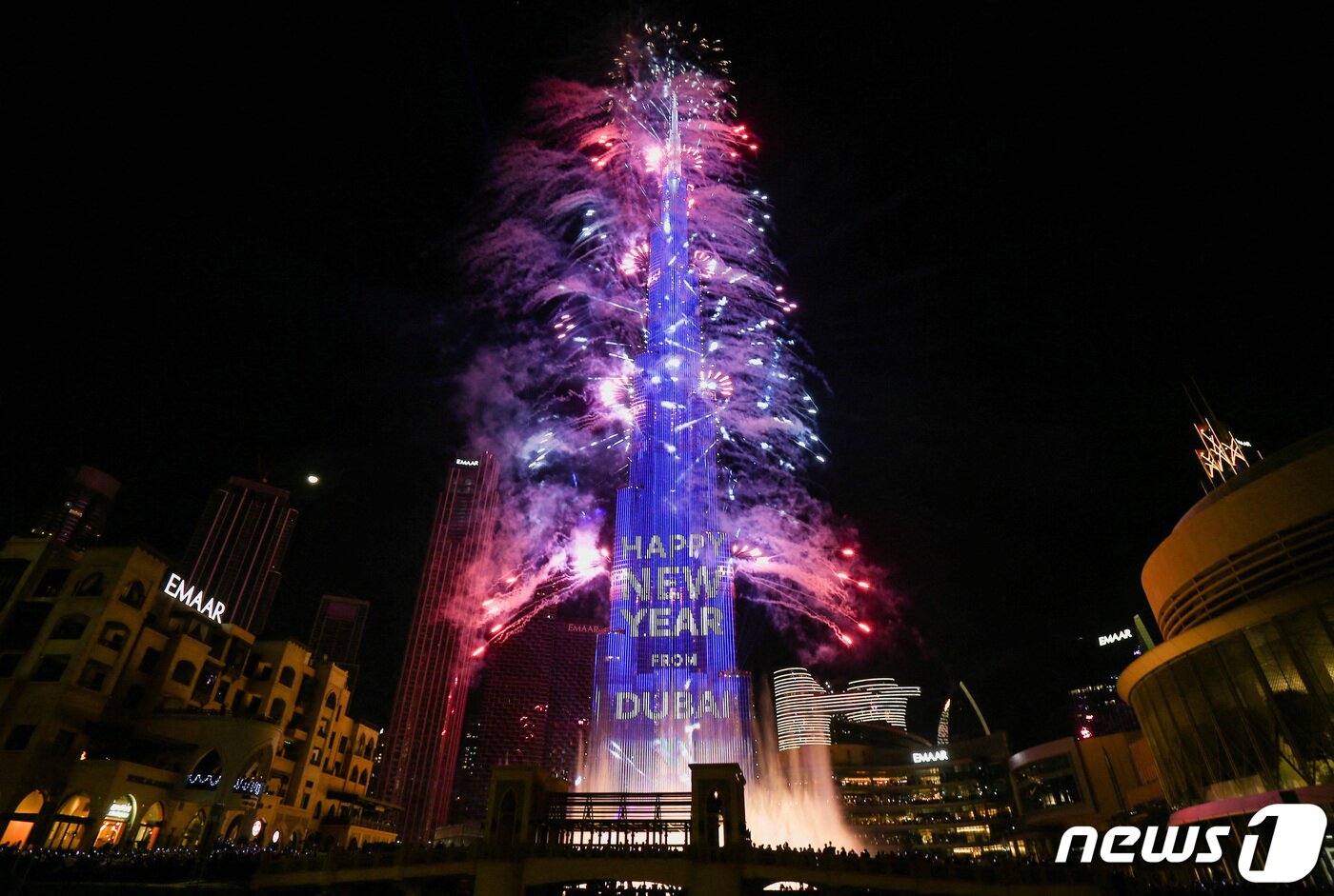 본문 이미지 - 1일(현지시간) 0시 정각 아랍에미리트(UAE) 두바이에서 2023년 새해를 축하하는 불꽃이 세계에서 가장 높은 빌딩인 부르즈 할리파 전 층에서 발사되고 있다. 2023.1.1. ⓒ 로이터=뉴스1 ⓒ News1 김성식 기자
