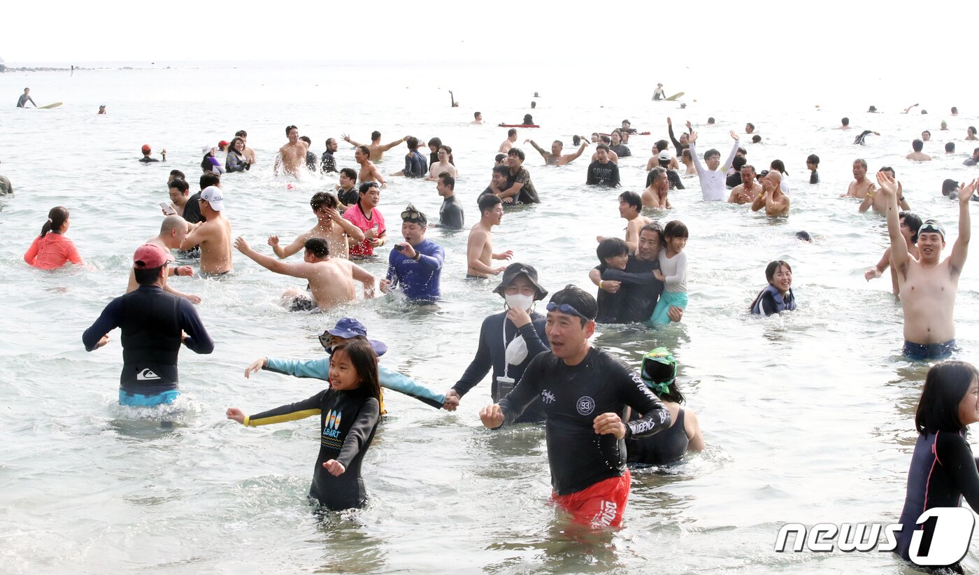 본문 이미지 - 2023년 계묘년 새해 첫날인 1일 오후 제주 서귀포시 중문색달해수욕장에서 서귀포 겨울바다 국제펭귄수영대회 참가자들이 해수욕을 즐기고 있다. 2023.1.1/뉴스1 ⓒ News1 오현지 기자