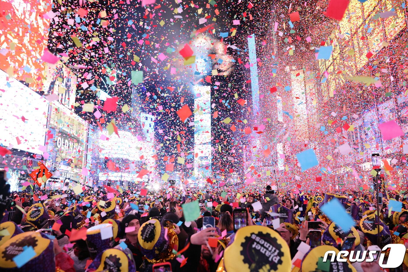 본문 이미지 - 1일(현지시간) 미국 뉴욕 타임스퀘어에서 전광판 시곗바늘 분침이 0시 0분을 가리키며 2023년 새해를 알리는 가운데 카운트다운하던 시민들 머리 위로 형형색색의 종이조각이 나부끼고 있다. 2023.1.1. ⓒ 로이터=뉴스1 ⓒ News1 김성식 기자
