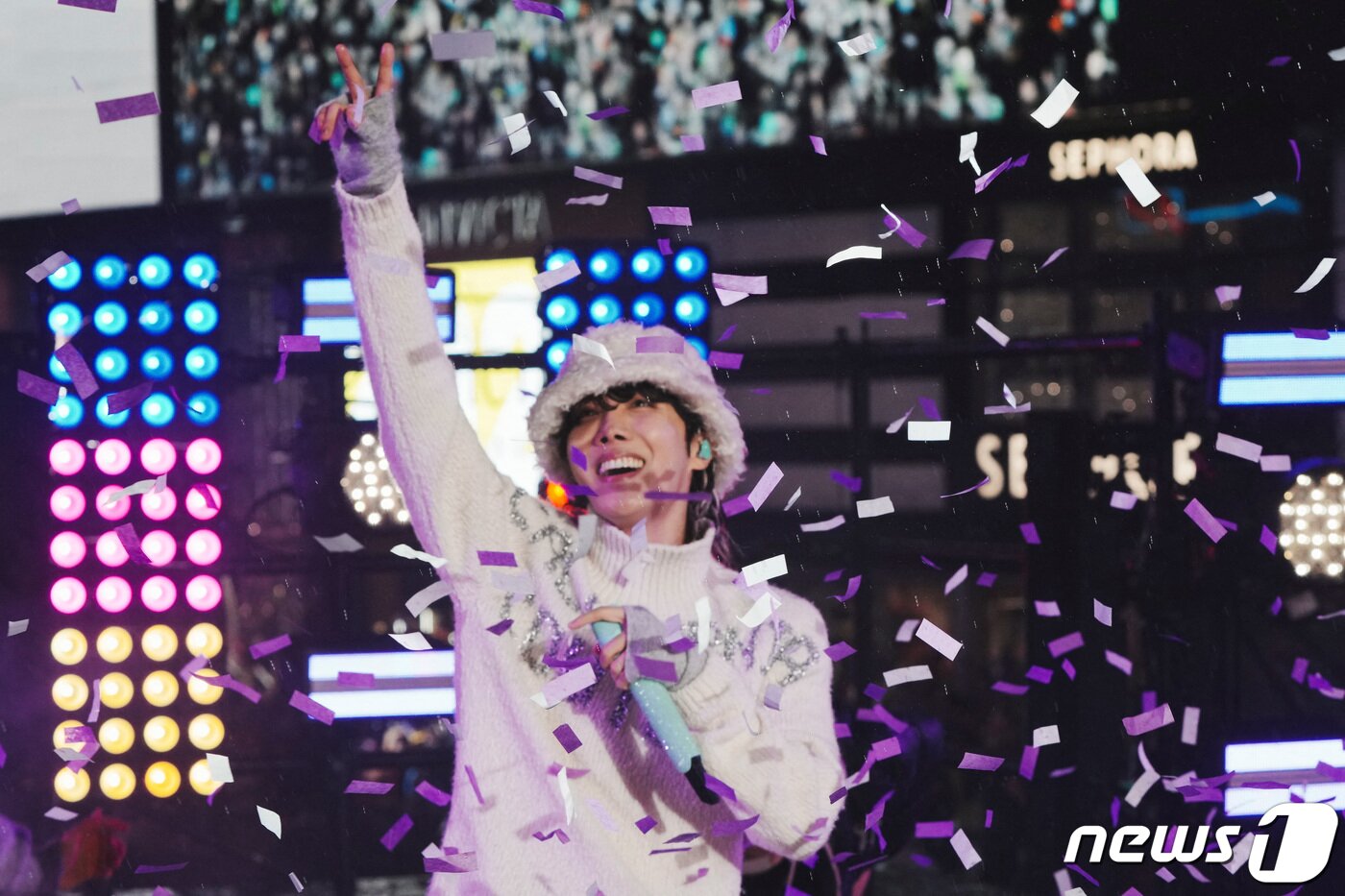 본문 이미지 - 31일(현지시간) 미국 뉴욕 타임스퀘어에서 방탄소년단(BTS)의 멤버 제이홉이 2023년 새해 맞이 카운트다운 행사인 '볼 드롭(Ball Drop)'에 앞서 축하 공연을 하고 있다. 2022.12.31. ⓒ 로이터=뉴스1 ⓒ News1 김성식 기자