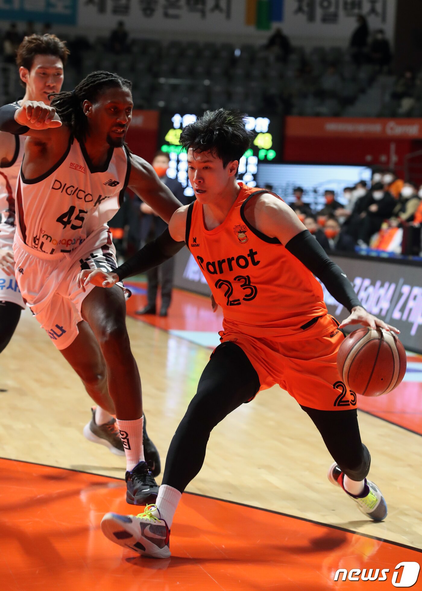 본문 이미지 - 1일 오후 경기도 고양시 고양체육관에서 열린 'SKT 에이닷 프로농구 2022-2023 KBL' 고양 캐롯점퍼스와 수원 KT소닉붐의 경기에서 캐롯 전성현이 돌파를 시도하고 있다. 2023.1.1/뉴스1 ⓒ News1 이승배 기자