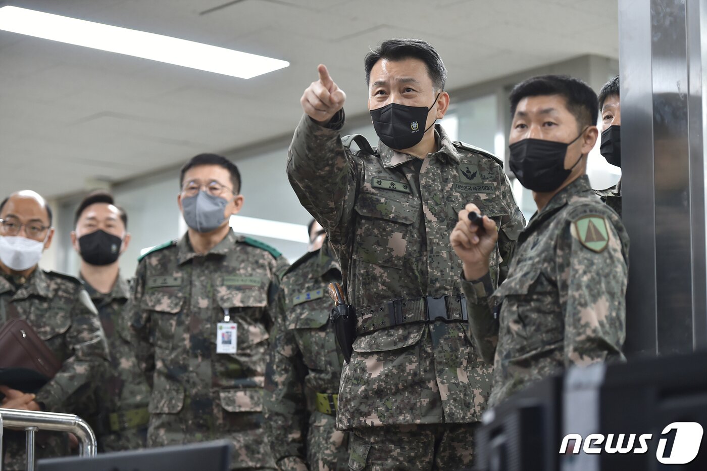 본문 이미지 - 김승겸 합참의장이 1일 육군 제1방공여단을 방문해 방공작전현황을 보고 받고 있다. (합참 제공) 2023.1.1/뉴스1 ⓒ News1 신웅수 기자