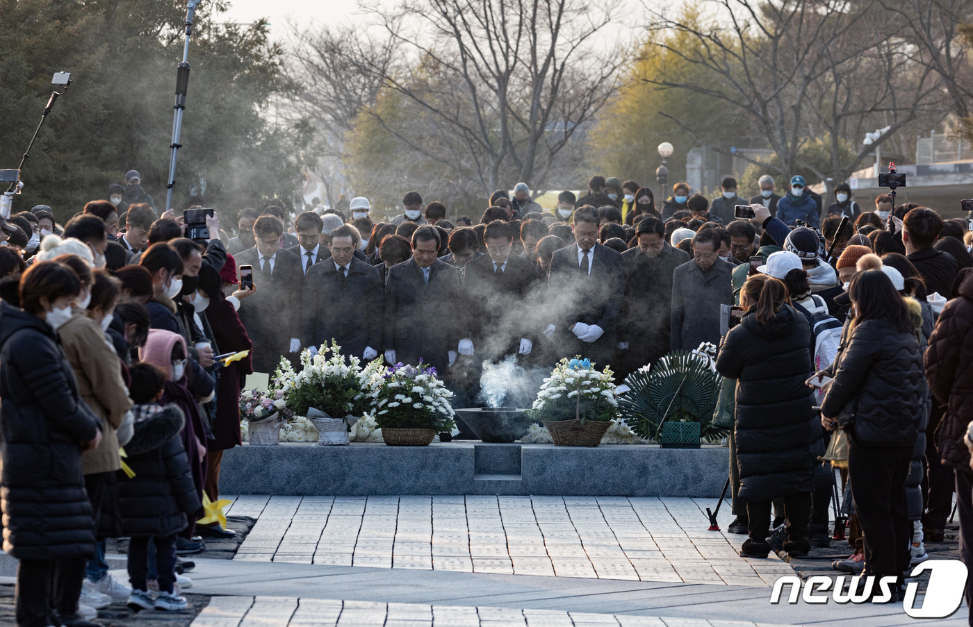 (김해=뉴스1) 이재명 기자 = 이재명 더불어민주당 대표가 1일 오후 경남 김해시 봉하마을을 찾아 고 노무현 전 대통령 묘역을 참배하고 있다. 2023.1.1/뉴스1