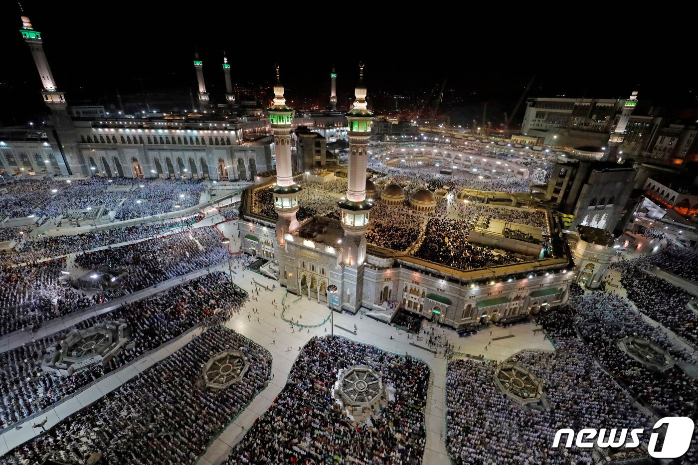 본문 이미지 - 코로나19 대유행 직전인 2019년 8월 하지 기간 사우디아라비아 메카 대모스크 앞에 모인 무슬림들. 2019.08.06 ⓒ 로이터=뉴스1 ⓒ News1 정윤미 기자