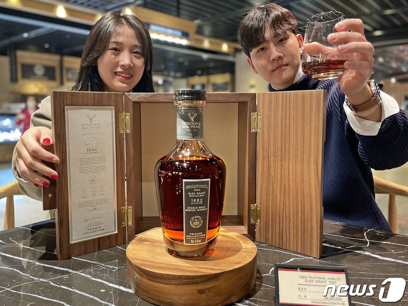본문 이미지 - 10일 서울 강남구 갤러리아명품관에서 모델들이 한정판 위스키 ‘플래티넘 쥬빌리 70년 위스키’ 설 선물세트를 소개하고 있다. 영국 엘리자베스 2세 여왕이 왕위에 오른 1952년 증류해 70년 동안 쉐리 와인 숙성에 사용했던 목조통에 숙성했다. 즉위 기념일인 지난해 2월 6일 병입 후 전세계 단 256병만 공개했다. 갤러리아에 입고된 수량은 단 1병으로 명품관에서 만날 수 있다. (갤러리아 제공) 2023.1.10/뉴스1