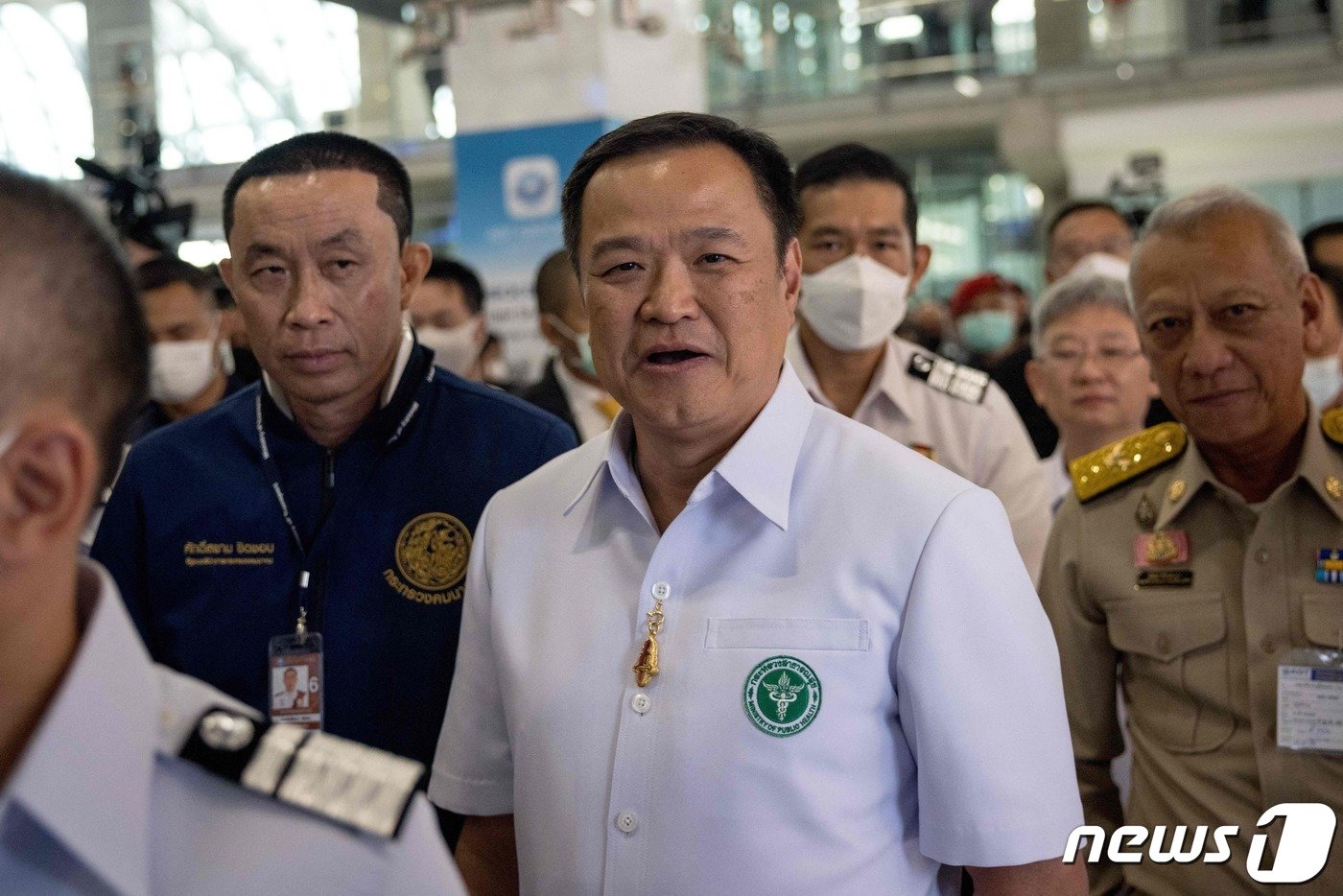 본문 이미지 - 아누틴 차른비라쿨 태국 보건부 장관이 9일&#40;현지시간&#41; 태국 방콕 수완나품 공항에서 중국 당국이 코로나19 여행 제한 조치를 철회한 이후 처음으로 입국한 중국인 관광객들을 환영하고 있다. 2023.1.9. ⓒ AFP=뉴스1 ⓒ News1 김성식 기자