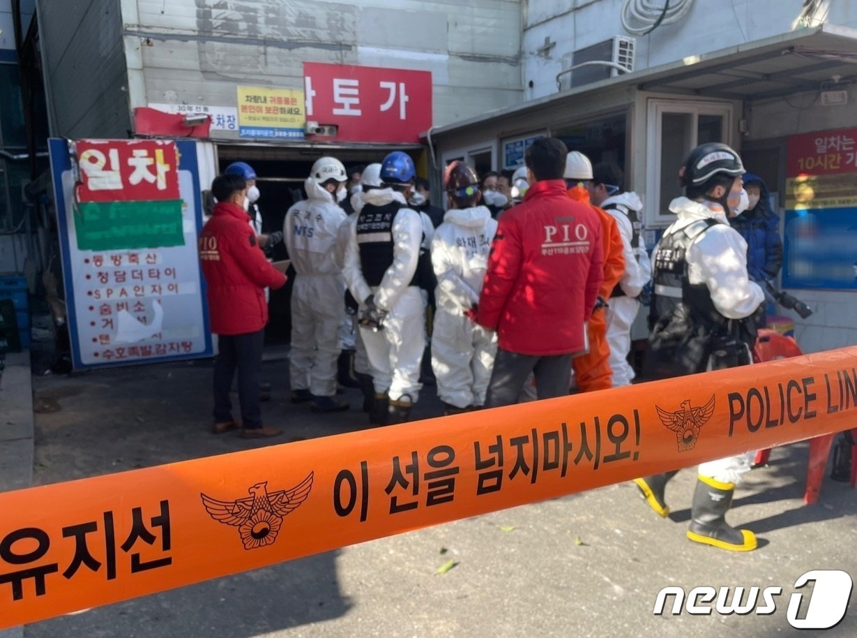 본문 이미지 - 부산소방재난본부와 부산경찰청, 국립과학수사연구원 관계자들이 10일 오전 11시쯤 부산 부산진구 서면 오피스텔 화재 현장에서 합동 감식을 하고 있다. 화재는 지난 9일 오전 6시32분께 해당 오피스텔의 주차타워에서 발생해 옆 2층짜리 상가까지 번졌으며, 약 8시간 만에 진화됐다. 화재로 7명이 연기 흡입 등으로 병원으로 이송됐다. 2023.1.10/뉴스1 ⓒ News1 강승우 기자