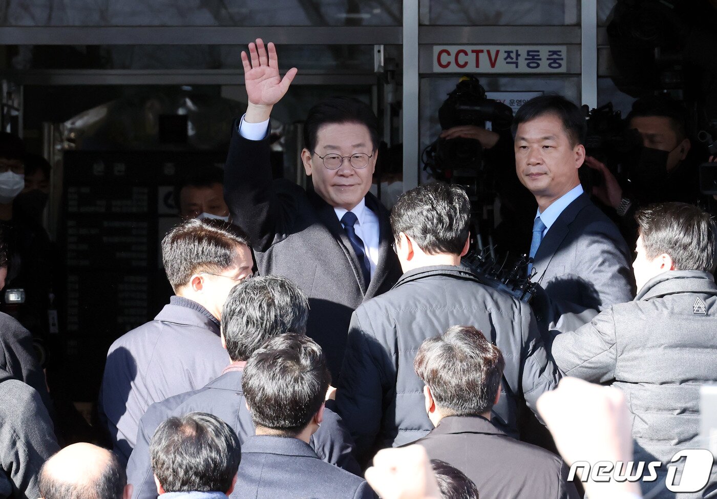 본문 이미지 - 이재명 더불어민주당 대표가 성남FC 후원금 의혹 사건 관련 검찰 조사를 받기 위해 10일 오전 경기 수원지방검찰청 성남지청에 출석하고 있다. 제1야당 현직 대표가 검찰에 피의자 신분으로 출석하는 것은 헌정 사상 처음이다. 2023.1.10/뉴스1 ⓒ News1 사진공동취재단