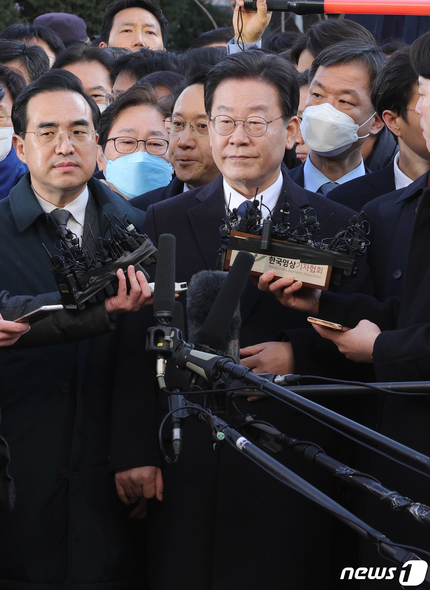 이재명 더불어민주당 대표가 성남FC 후원금 의혹 사건 관련 검찰 조사를 받기 위해 10일 오전 경기 수원지방검찰청 성남지청에 출석하며 입장을 밝히고 있다.  2023.1.10/뉴스1 ⓒ News1 사진공동취재단