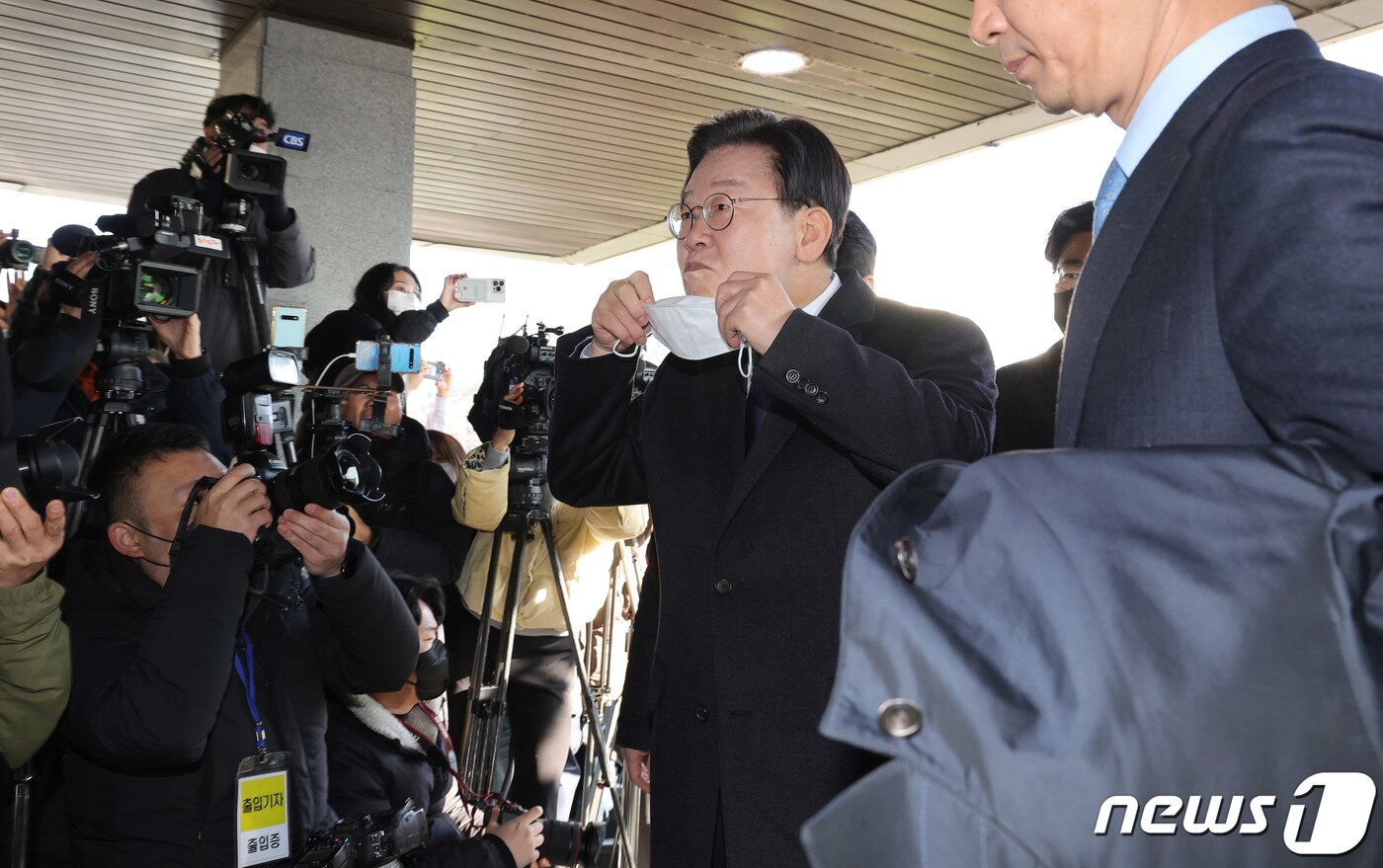본문 이미지 - 이재명 더불어민주당 대표가 성남FC 후원금 의혹 사건과 관련 검찰 조사를 받기 위해 10일 오전 경기 수원지방검찰청 성남지청에 출석하며 마스크를 쓰고 있다. 제1야당 현직 대표가 검찰에 피의자 신분으로 출석하는 것은 헌정 사상 처음이다. 2023.1.10/뉴스1 ⓒ News1 사진공동취재단