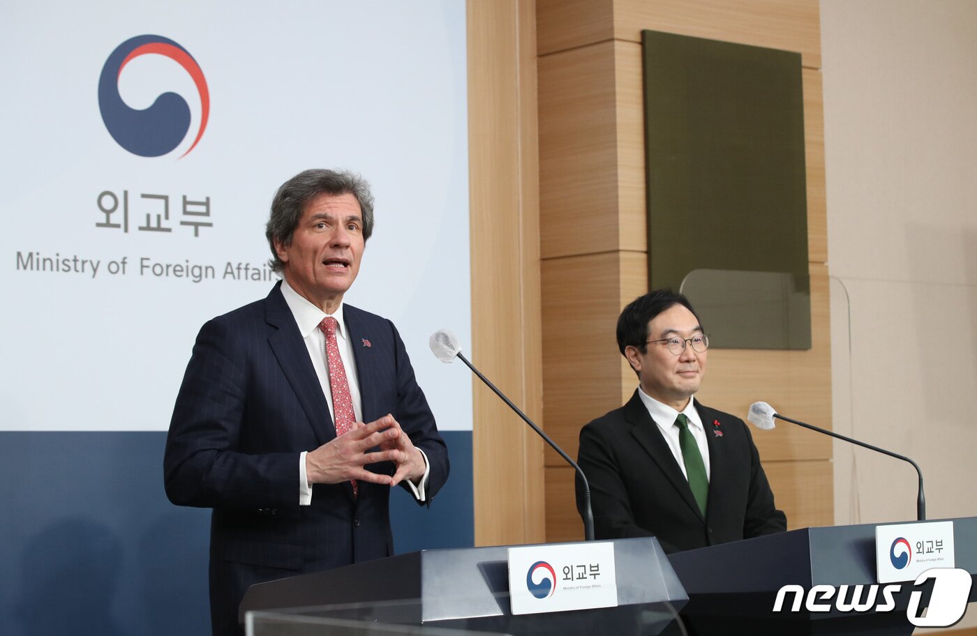 본문 이미지 - 호세 페르난데스 미국 국무부 경제차관(왼쪽)과 이도훈 외교부 2차관. 2023.1.10/뉴스1 ⓒ News1 박지혜 기자